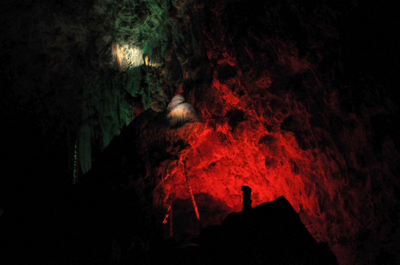 DSC_9843_1.jpg - Barevně nasvícený krápníkový útvar „Čarodějnice“ v tzv. Nové jeskyni.