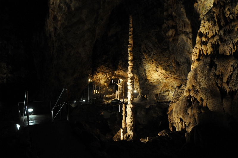 DSC_9859_1.jpg - Doba prohlídky jeskyně zabere asi 30 minut, délka prohlídkového okruhu činí 430 m. Teplota vzduchu se pohybuje v rozmezí 7 - 8 °C, relativní vlhkost pak asi 99 %.