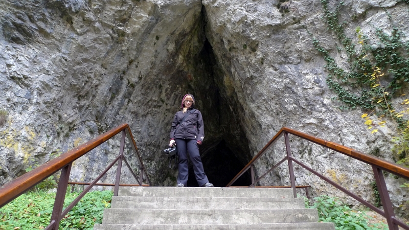 P1060434_1.jpg - Asi 300 metrů před spojením krasových kaňonů Suchý a Pustý žleb u Skalního mlýna se v pravém údolním svahu Suchého žlebu otevírá 8 metrů vysoký vchod do Kateřinské jeskyně.