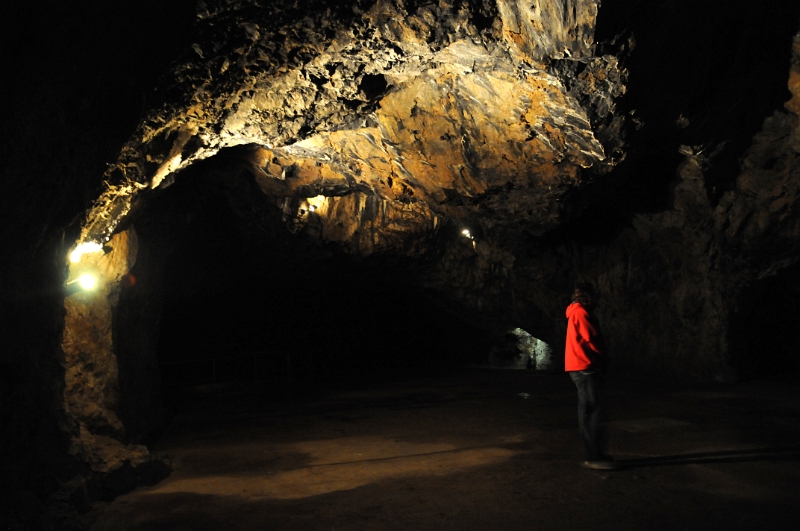 DSC_8777_1.jpg - Z krytu se procházi do Medvědí síně. Jeskyně má betonovou podlahu.
