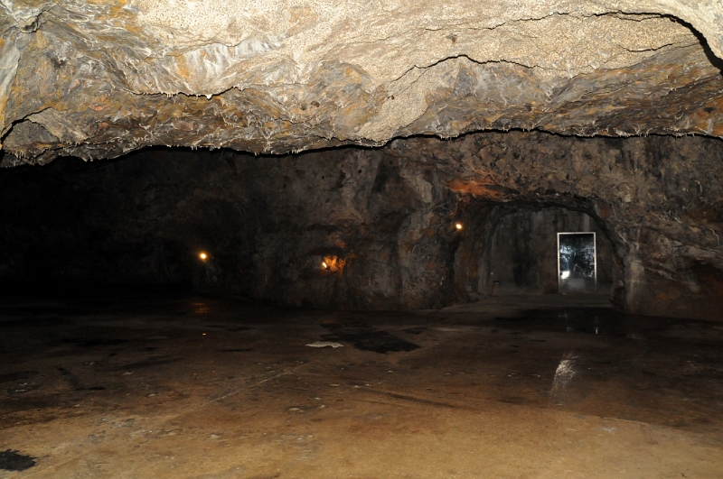 DSC_8979_1.jpg - Heinzova síň. Němci jeskyni opustili kolem 12. dubna 1945, když předtím stroje v podzemní továrně zničili výbušninami a požárem.