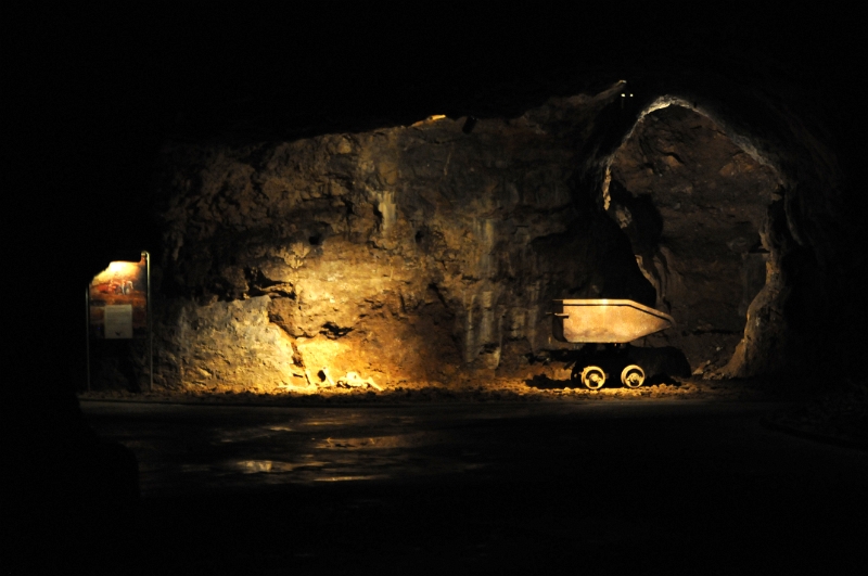 DSC_9003_1.jpg -  Na začátku dvacátého století se v jeskyni těžily fosfáty. Vozík není původní, je zde jen pro ilustraci.