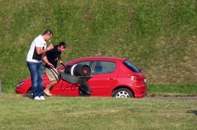 IMG_2453_1.jpg - Celá Pivopijáda měla jasná pravidla... a tak se sud nesměl vozit na "stojáka", ale musel ležet....