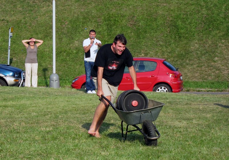 IMG_2455_1.jpg - ....což bylo těžší, protože se na kolečku pohyboval do stran, což ztěžovalo celý přesun sudu....