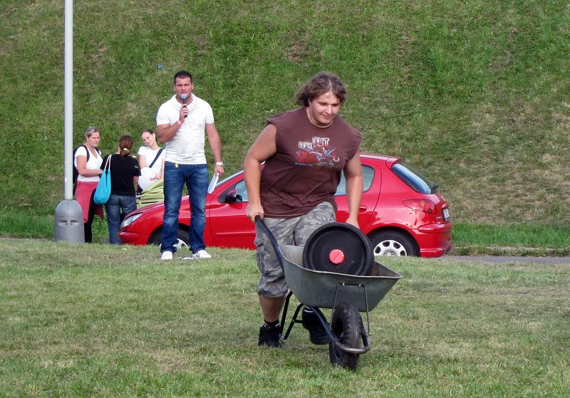 IMG_2488_1.jpg - A svůj soudek pivka dostali do cíle bez větších karambolů... červenému Peugeotu se tak nic nestalo....