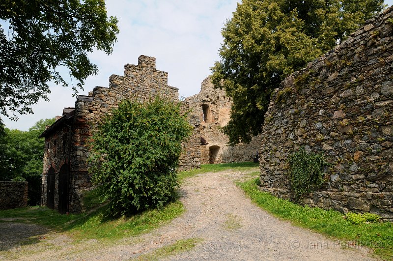 DSC_3000_1.jpg - Druhé předhradí na hradě Klenová, v pozadí kočárovna.