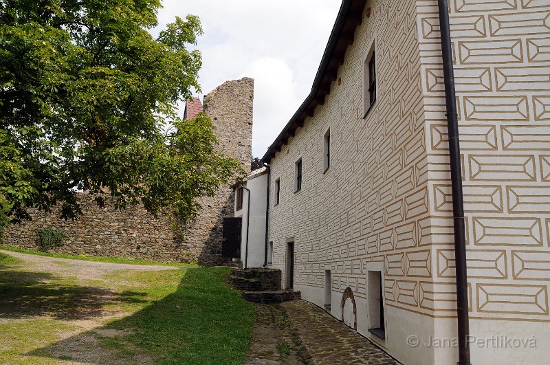 DSC_3059_1.jpg - Poměrně nejlépe se dochoval jižní palác s vystupujícím arkýřem s kaplí, zvanou „husitská". V jeho patře je gotická křížová klenba, poslední zbytek gotického zaklenutí na hradě. Jihovýchodní nároží paláce chrání mohutná půlválcová bašta, která v patře přechází v osmibokou.