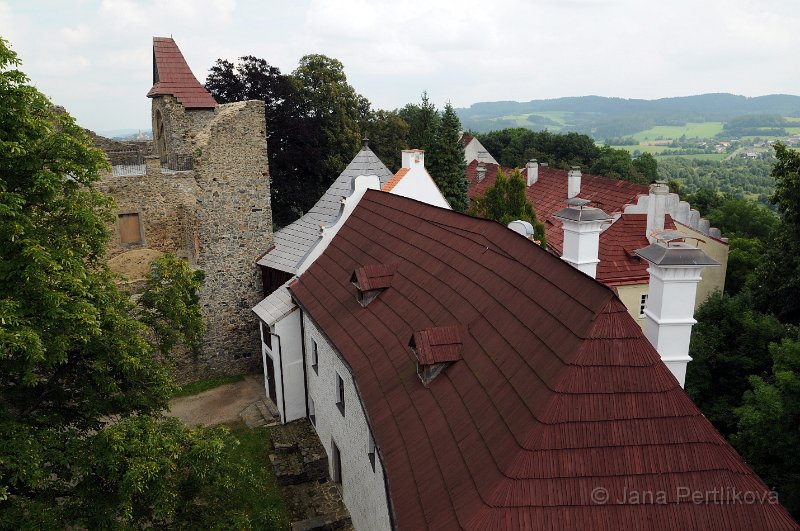 DSC_3099_1.jpg - Pohled z velké hranolové věžě s vyhlídkou na hory Šumavy. Je odtud vidět západní část pohoří, dále bavorské hory Hoher – Bogen a v dálce na západě pásmo Českého lesa.