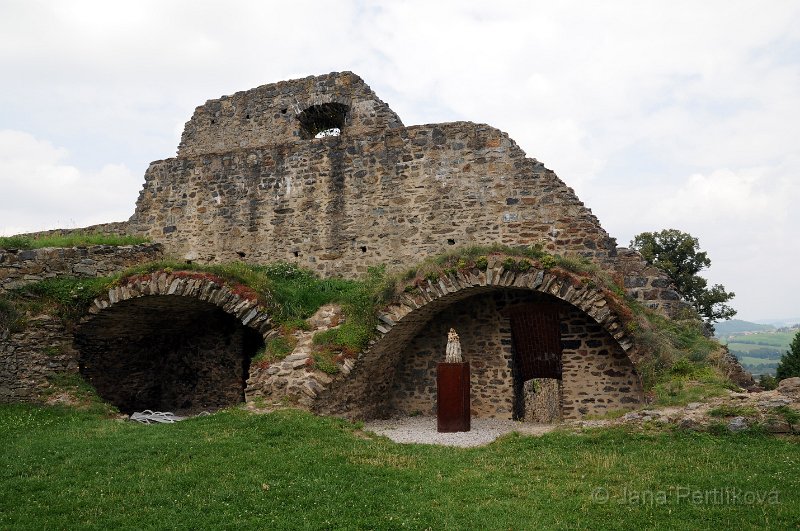 DSC_3148_1.jpg - Zbytky mistností s klenbami na hradním nádvoří, severovýchodní křídlo.