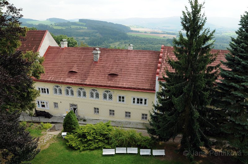 DSC_3152_1.jpg - Interiéry zámku v prvním předhradí se nesou v duchu klasicismu a historizujících slohů, mají štukovou výzdobu a plastická ostění dveří.