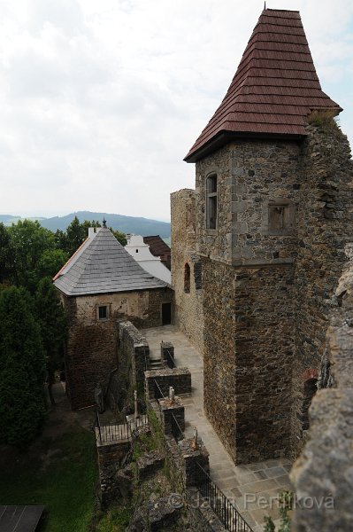 DSC_3154.JPG - Vnitřní hrad má takřka obdélníkový tvar; vybíhá k severozápadu do špičky, kde je velká hranolovitá věž, sloužící dnes jako vyhlídková.