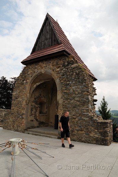 DSC_3178_1.jpg - Střední část hradu se zbytkem gotické kaple.