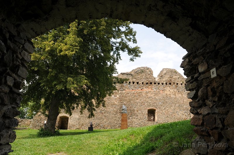 DSC_3263.JPG - Průhled na severozápadní křídlo.