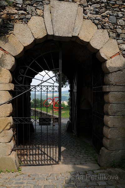 DSC_3300.JPG - Brána do hradu, pohled z hradu ven.
