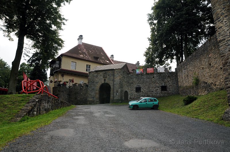 DSC_3305_1.jpg - První zmínka o hradu pochází z roku 1287; v té době hrad střežil obchodní stezku ze Železné Rudy do Bavorska. Z hradu pocházejí páni z Klenové. Ve 14. a 15. století vznikl palác a z 16. století pochází renesanční křídlo. Roku 1564 se zde narodil Kryštof Harant z Polžic a Bezdružic. Od 17. století hrad chátrá. V druhé polovině 19. století byl ke středověkému hradu Klenová přistavěn novogotický zámek a komplex dalších obytných a hospodářských budov (sýpka, vila, kaple sv. Felixe, statek). Ve 20. století, až do roku 1951, byla majitelkou hradu malířka Vilma Vrbová-Kotrbová. Poté se stal majetkem československého státu.Od roku 1963 je využíván jeho prostor a okolí jako umělecká galerie.