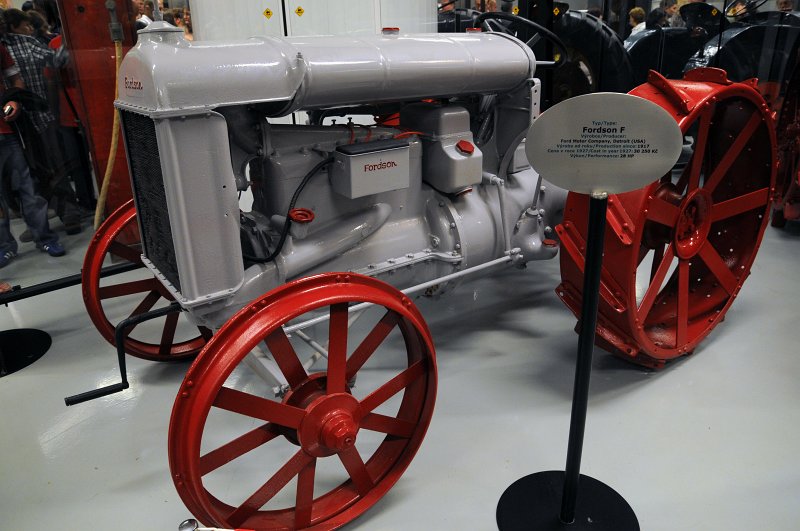 DSC_5163_1.jpg - Zemědělské muzeum: Expozice Jede traktor. Fordson F, r. 1917, Detroit (USA).