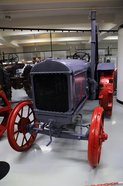 DSC_5165_1.jpg - Zemědělské muzeum: Expozice Jede traktor. McCormick-Deering 10/20, r. 1923, Chicago (USA)