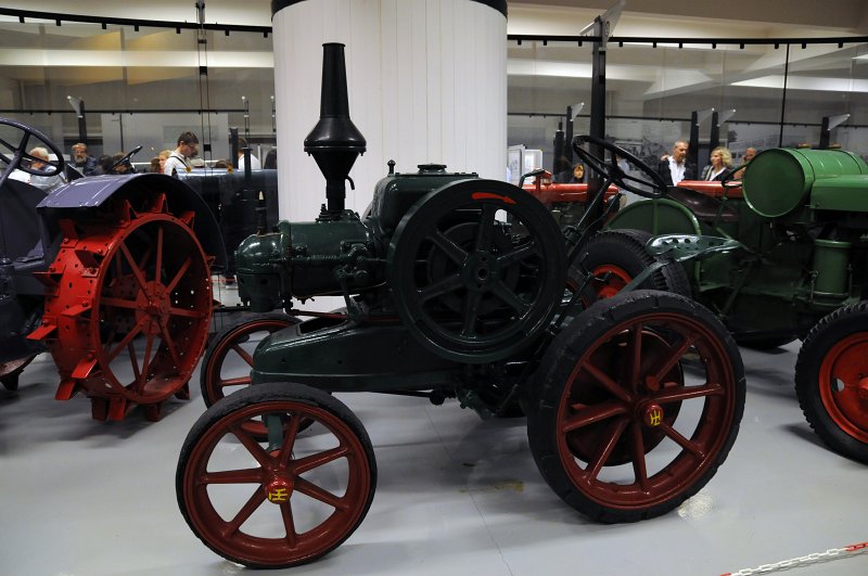 DSC_5168_1.jpg - Zemědělské muzeum: Expozice Jede traktor. Lanz Bulldog HL-12, r. 1921, Mannheim.