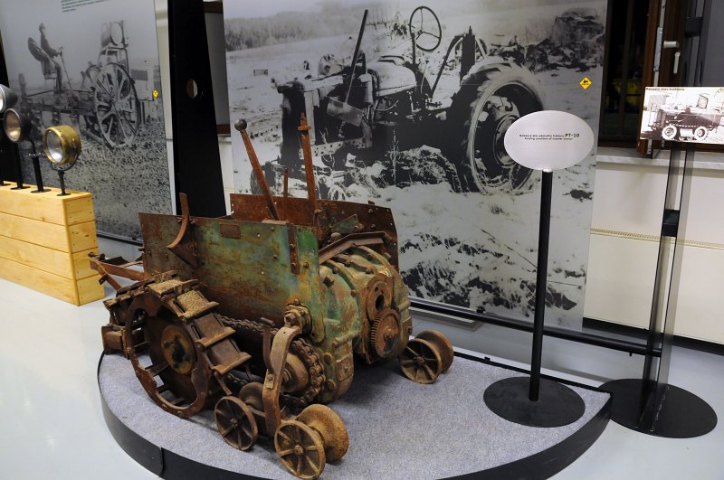 DSC_5172_1.jpg - Zemědělské muzeum: Expozice Jede traktor. Pásový traktor PT-10.