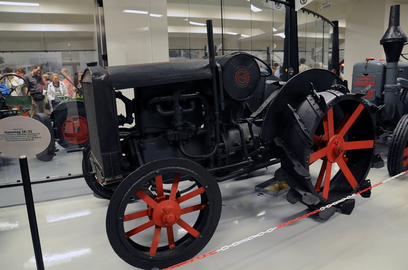 DSC_5191_1.jpg - Zemědělské muzeum: Expozice Jede traktor. Hanomag 28/32, r. 1927, Hannover.