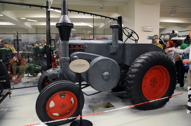 DSC_5193_1.jpg - Zemědělské muzeum: Expozice Jede traktor. Lanz Bulldog D 8506, r. 1936, Mannheim.