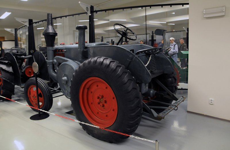 DSC_5197_1.jpg - Zemědělské muzeum: Expozice Jede traktor. Lanz Bulldog D 8506, r. 1936, Mannheim.