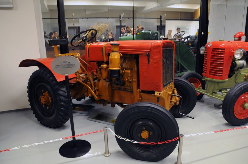 DSC_5227_1.jpg - Zemědělské muzeum: Expozice Jede traktor. Svoboda 22, r. 1941, Svoboda-Kosmonosy u Mladé Boleslavi.