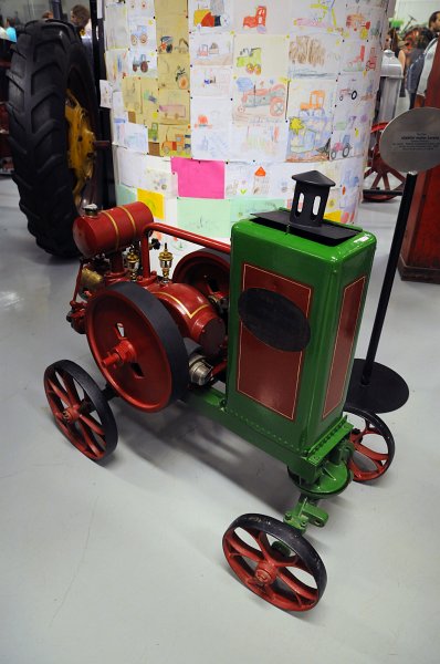 DSC_5249_1.jpg - Zemědělské muzeum: Expozice Jede traktor. Stabilní motor Lorenz, r. 1926, Ig. Lorenz - továrna na benzínové motory a slévárna.