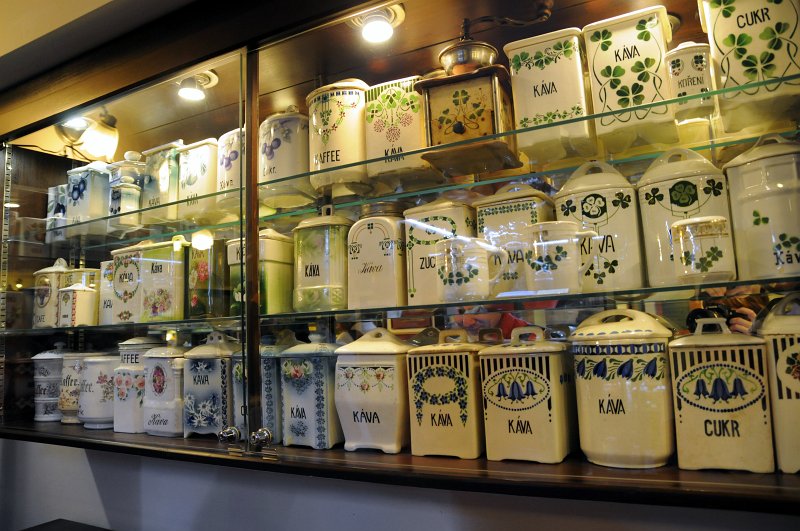 DSC_5293_1.jpg - Muzeum kávy: Sbírka porcelánových zásobníků na kávu.