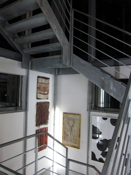 IMG_2772_1.jpg - Na chodbáchNa železných schodech do věže a okolních stěnách jsou umístěna další díla....