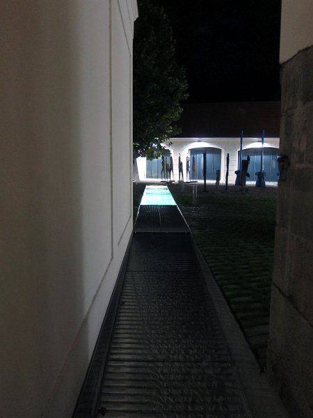 IMG_2824_1.jpg - Koryto s tekoucí vodou prochází přes prostranství před muzeem a mizí pod budou muzea.....