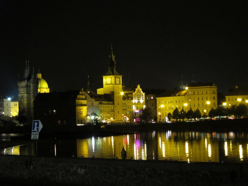 IMG_2911.JPG - Vltava a nasvícené Smetanovo nábřeží.