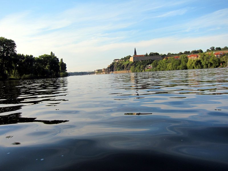 IMG_1177_1.jpg - Pohled na Vyšehrad a železniční most téměř z hladiny řeky.