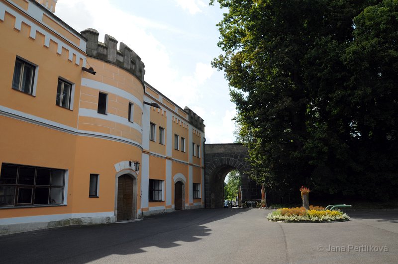 DSC_4418_2.jpg - Nejmladší učedník musel při odchodu připravit Albimu do misky žejdlík piva, aby jak staří sládci věřili, jim dobrý duch skalních sklepů přinesl štěstí a ochránil jejich dílo – věhlasný český ležák.