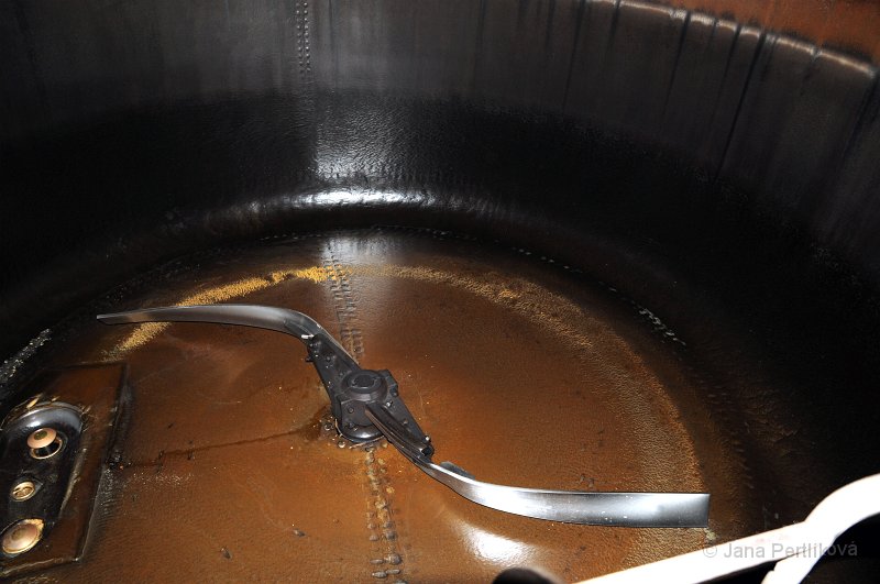 DSC_4459_1.jpg - V začátku samotné výroby piva se slad šrotuje (rozemele) a smísí se s vodou. V této směsi se za zvyšující se teploty vlivem enzymů štěpí v zrně obsažený škrob na zkvasitelné cukry, které přecházejí do roztoku. Tato procedura je prováděna v provozu nazývaném varna