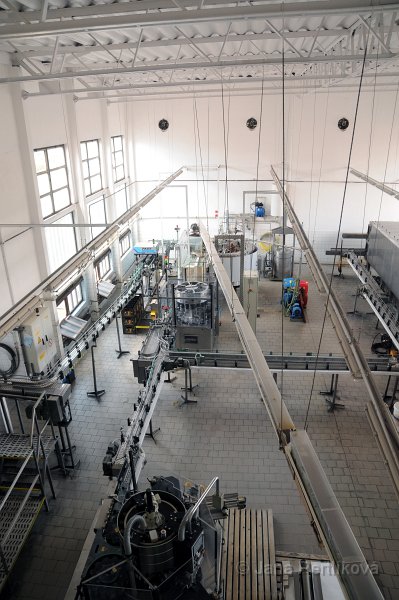 DSC_4515_1.jpg - Roční produkce se pohybuje na hranici 90 tisíc hektolitrů piva a stáčené minerální vody. Humnová sladovna pivovaru produkuje 1 700 tun sladu ročně včetně speciálních sladů k vaření černého piva.