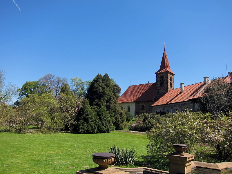 IMG_6453_1.jpg - Průhonický zámek v dnešní podobě je výsledkem řady přestaveb původně středověkého gotického hrádku, zbudovaného na skalnatém ostrohu nad potokem Botič.