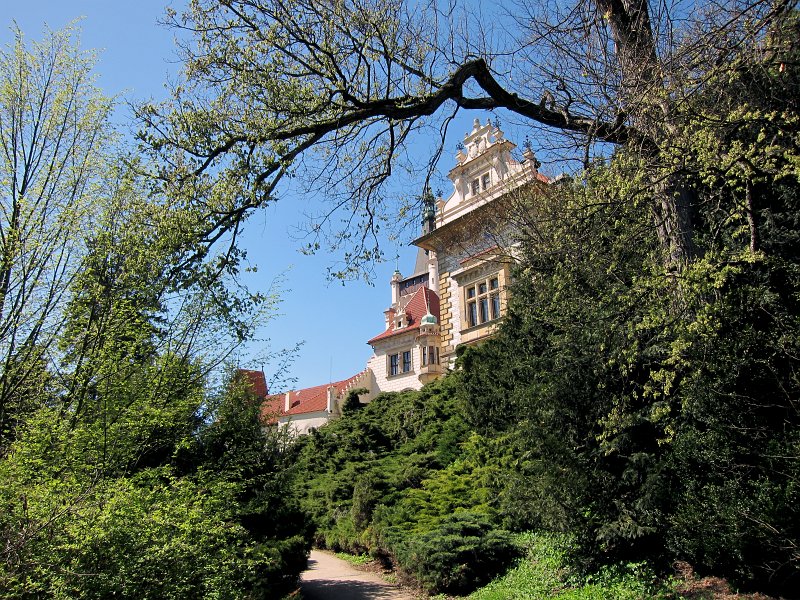 IMG_6477_1.jpg -  Zámek Průhonice leží ve stejnojmenné obci v okresu Praha-západ. Poblíž zámku se rozkládá Průhonický park, chráněný jako památka UNESCO.