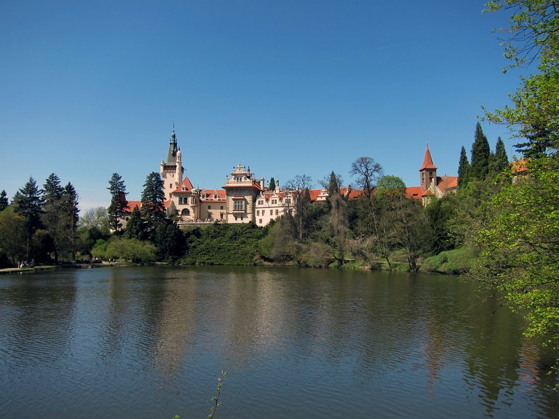 IMG_6499_1.jpg - Park rozděluje silnice III/0032 na dvě části. Část bližší vsi, v níž se nachází zámek a Podzámecký rybník, se označuje jako zámecký park.