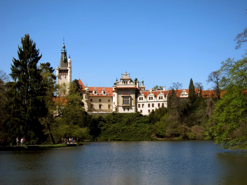 IMG_6518_1.jpg -                                Hrabě Arnošt Emanuel Silva Tarouca zadal v roce 1889 - 1894 přestavbu Průhonického zámku architektovi Jiřímu Stibralovi, který ji provedl v tehdy novém stylu české novorenesance.