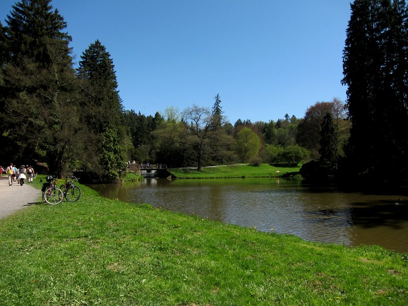 IMG_6553_1.jpg - Zámecký park u zámku Průhonice je jeden z nejvýznamnějších zámeckých parků v Česku. Od roku 2010 je Národní kulturní památkou. Park a jeho sbírky rostlin byly zapsány na Seznamu světového dědictví UNESCO.