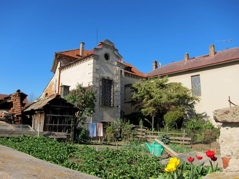 IMG_6724_1.jpg -                                Domek na náměstí v Průhonicích.