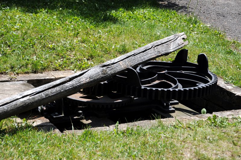 DSC_7614_1.jpg - Vedle stodoly je umístěn žentour, který byl jednou z pohonných jednotek menších zemědělských strojů. Byl tažen voly nebo koňmi, přičemž točivý pohyb se přenášel hřídelí na transmisi a z ní na mlátičku nebo řezačku slámy.