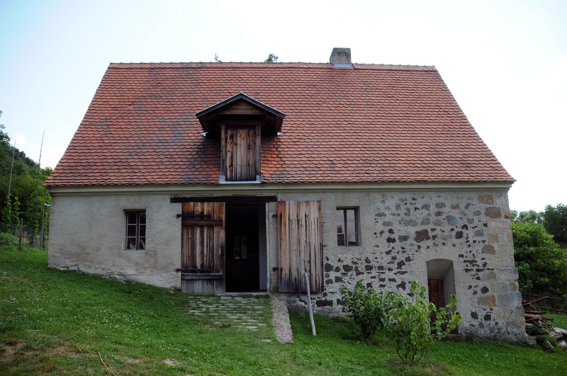 DSC_7627_1.jpg - Sušárna ovoce bezdýmová a s přenosnými lískamiStarší část stavby je z 1. poloviny 19. století, jinak odpovídá vesnickému typu sušáren z konce 19. století. Z trosek byla rekonstruována v letech 1985 -1990. 