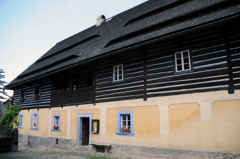 DSC_7629_1.jpg - Větráky ve střeše umožňovaly sušit přirozeným teplem a provětráváním chmel, rozložený na obou podlažích půdy. Především pro tento starý způsob sušení chmele a jeho uskladňování v komorách bylo zapotřebí oněch obrovských prostor.