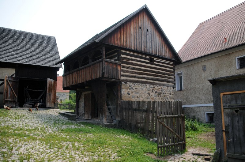 DSC_7633_1.jpg - Roubený špýcharLukov (okr. Litoměřice), konec 18. století, převezen r. 1986.Je pozoruhodný svou arkádovou pavlačí. 