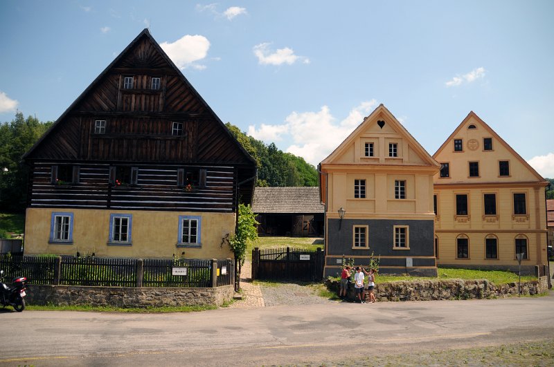 DSC_7736_1.jpg - Zemědělská usedlost č.p. 61 (vlevo) - Obytný patrový roubený dům,z r. 1808.Výměnek (v prostředu) - Zděná patrová stavba s vlastním chlévem z poloviny 19. století. Stojí na místě starší dřevěné stavby. Sloužila k bydlení starých hospodářů.