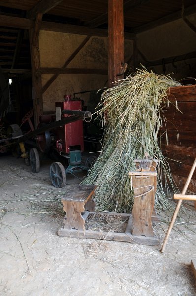 DSC_7816_1.jpg - Zpracování lnu. Pamatujete na Krtečka? Na této stolici se vyčesával len. V pohádce se o vyčesání postaral ježek a jeho bodlinky.