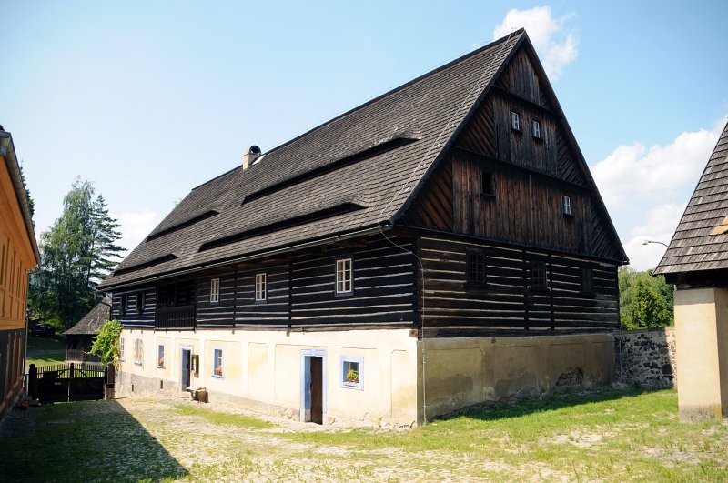 DSC_7827_1.jpg - Obytný patrový roubený dům,z r. 1808.Řadila se k největším a nejbohatším usedlostem v obci. K hospodářství patřívalo od 17 do 22 hektarů polí, 1 - 2 ha luk, 5 - 7 ha pastvin, 9 - 18 ha lesa a necelý hektar chmelnic. Na počátku 20. století zde měli pár koní, 8 krav , 5 telat, 2 kozy a 3 prasata. Žila tu třígenerační rodina hospodáře se 2-3 dětmi. Starý hospodář s ženou bydleli v samostatném výměnku. Čeleď zde v 19. století zastupovali dva pacholci a dvě děvečky. Jejich počet se později zredukoval pouze na jednu děvečku. 