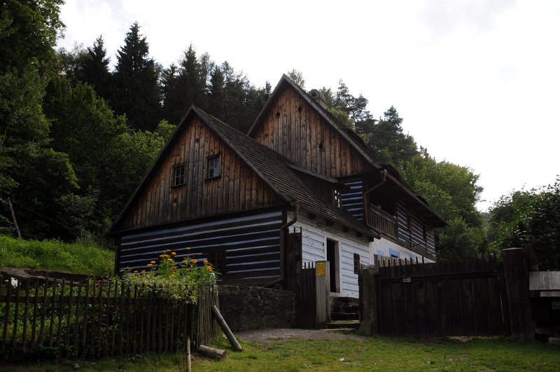 DSC_7933_1.jpg - Mlýn Týniště čp. 27 (Walschmühle) je příkladem malého selského mlýna, pracujícího jen pro nejbližší okolí, kde na počkání mleli mouku a šrot z vlastního přivezeného obilí. Zákazník – mleč, při této práci obvykle i pomáhal. Vodní kolo mlýna je poháněno horní vodou, tak jako ve většině mlýnů v horské oblasti Českého středohoří, kde jsou příznivé spádové podmínky.